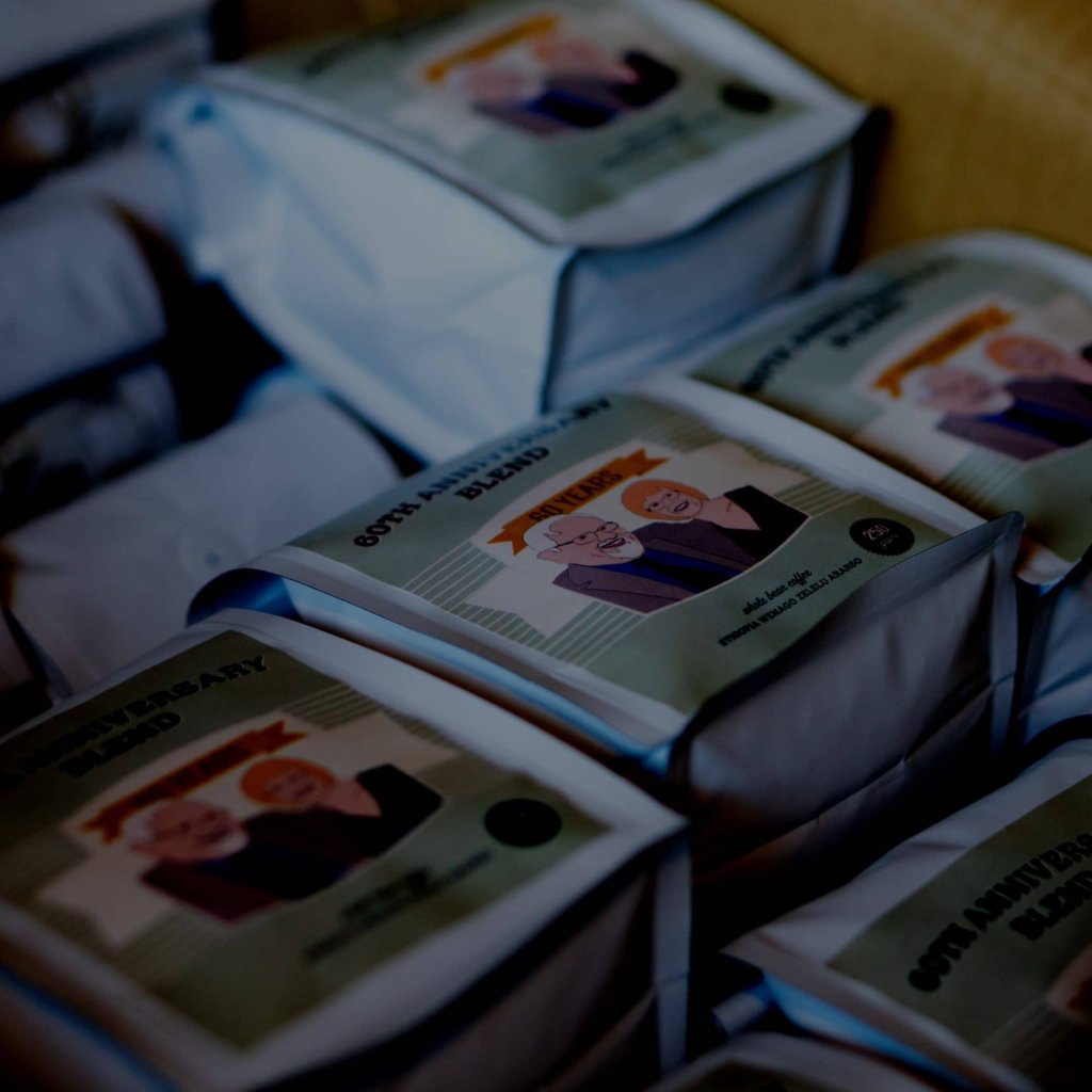 unpacking-coffee37-holiday-blend-dark