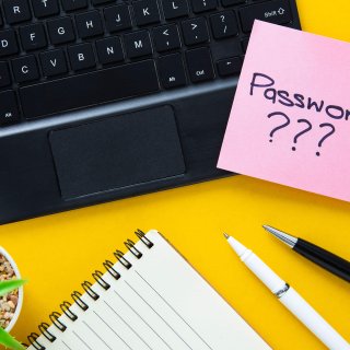 A Memo with a word password and a question mark on the keyboard.